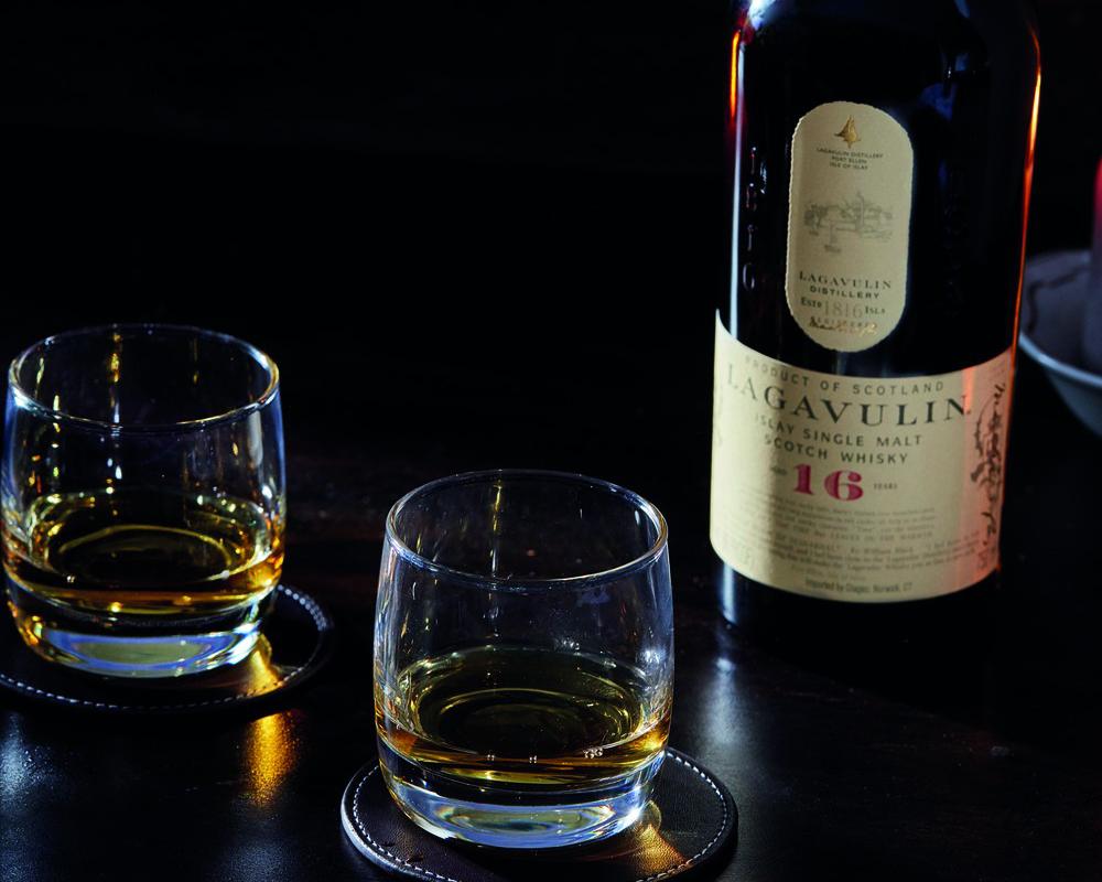 Image représentant le produit Lagavulin 16 ans en grand format, pour mieux voir le produit.